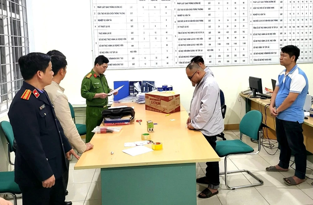 Cơ quan CSĐT-Công an tỉnh Hòa Bình và VKSND tỉnh Hòa Bình thi hành lệnh bắt tạm giam và lệnh khám xét đối với các bị can. Ảnh: VNSND cung cấp