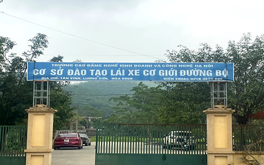 Trung tâm đào tạo và sát hạch lái xe cơ giới đường bộ ở Hòa Bình. Ảnh: VKSND cung cấp
