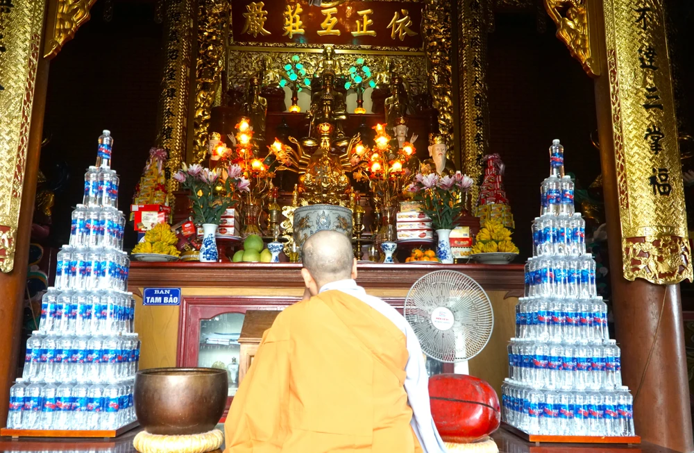 Bên trong chính điện Chùa Long Cảm còn có tám pho tượng của tám vị tổ sư từng tu hành tại chùa được cho là tác phẩm nghệ thuật quý hiếm, tinh xảo. Ảnh: ĐẶNG TRUNG