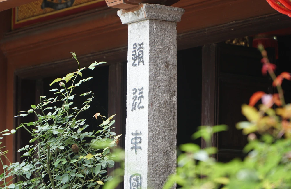 Trước chính điện ngôi chùa cổ có 4 cột đá niên đại nghìn năm tuổi được khắc chữ Hán cổ để nói về lịch sử của ngôi chùa. Ảnh: ĐẶNG TRUNG