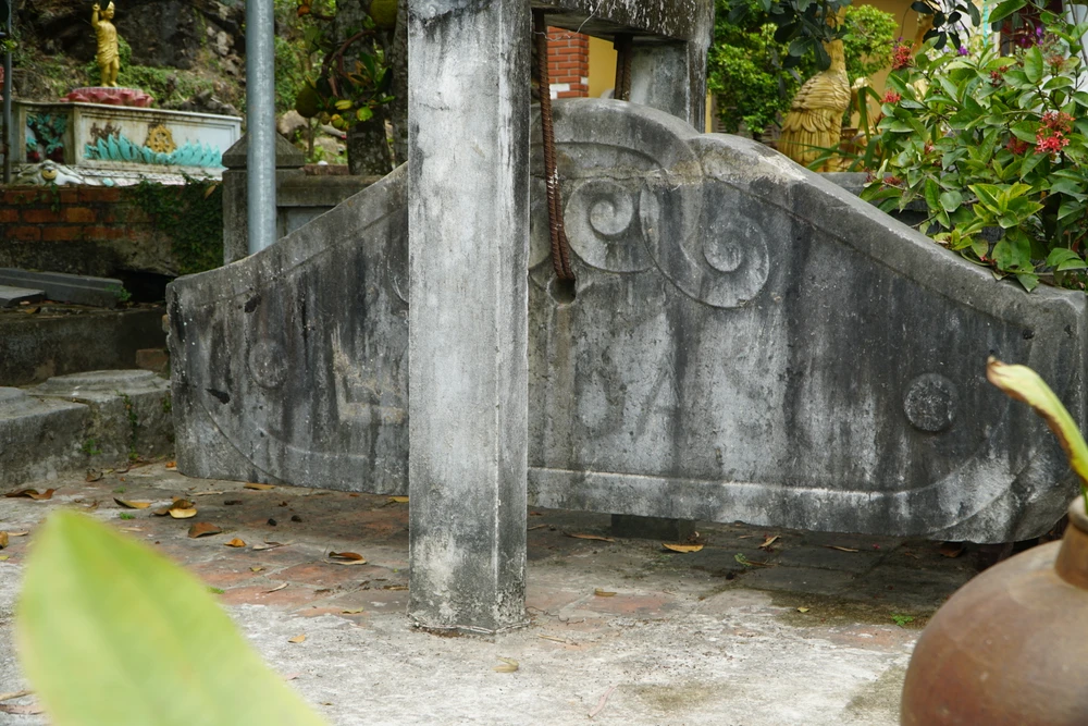 Trong khi khánh đá còn lại có hình đám mây. Ảnh: ĐẶNG TRUNG