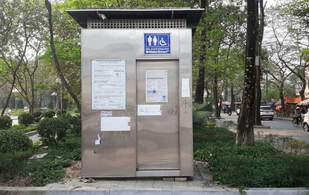 Quảng trường Lam Sơn là nơi tập trung đông người, tuy nhiên nhà vệ sinh tại đây được người dân phản ánh không mở cửa. Ảnh: Đ. TRUNG