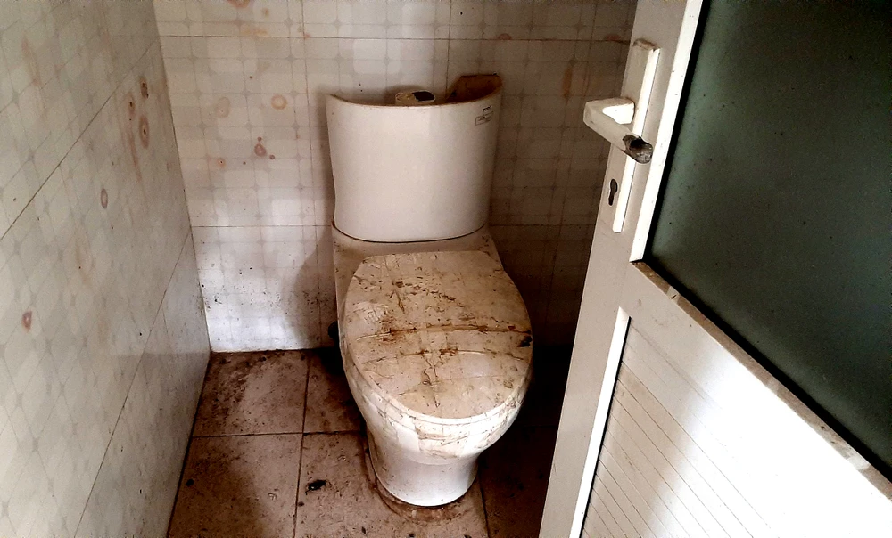 1 nhà vệ sinh công cộng ở TP Thanh Hóa bẩn thỉu và xuống cấp. Ảnh: Đ. TRUNG