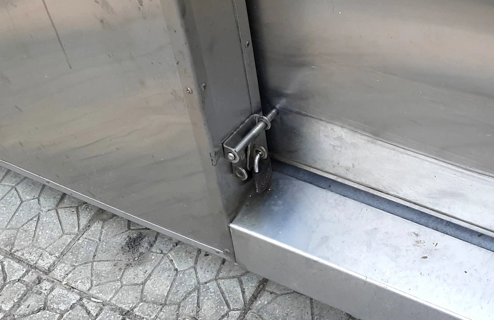 Và khóa trái cửa. Ảnh: ĐẶNG TRUNG