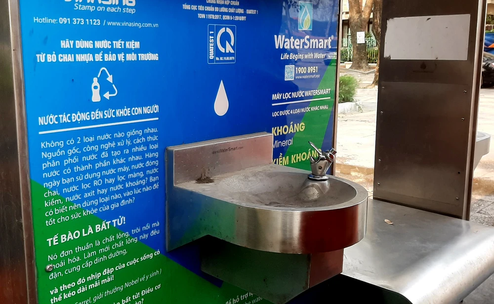 Máy lọc nước cáu bẩn ngay nơi lấy nước uống của người dân lẫn du khách. Ảnh: Đ. TRUNG