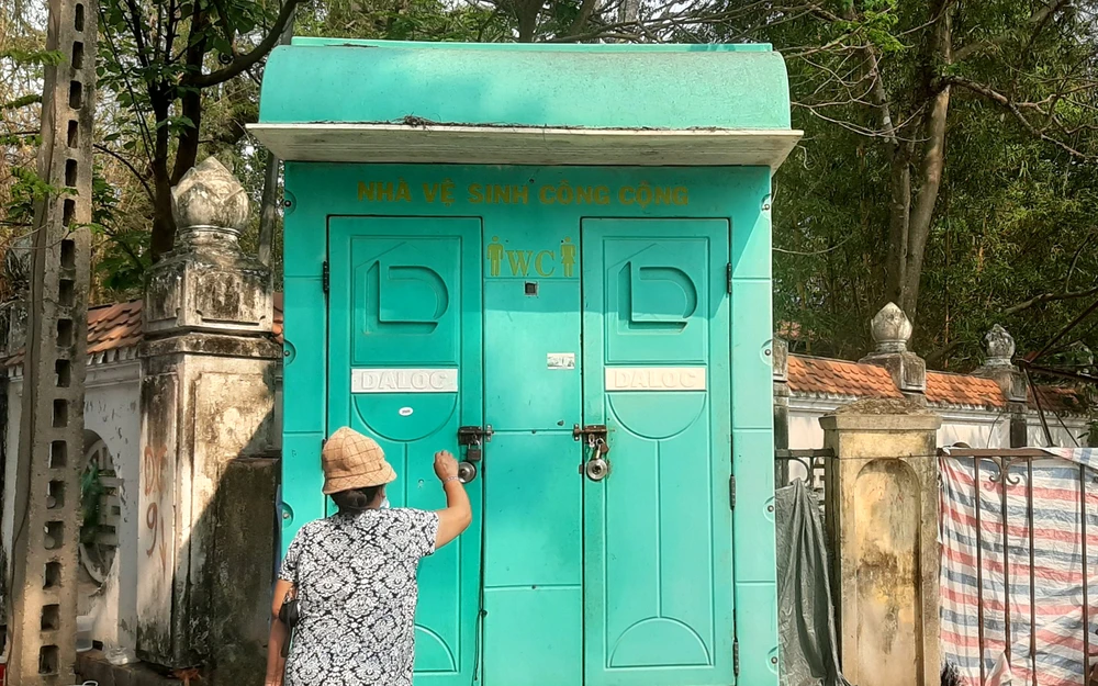 Nhà vệ sinh gần khu vực Công viên Hội An đóng cửa. Ảnh: Đ. TRUNG