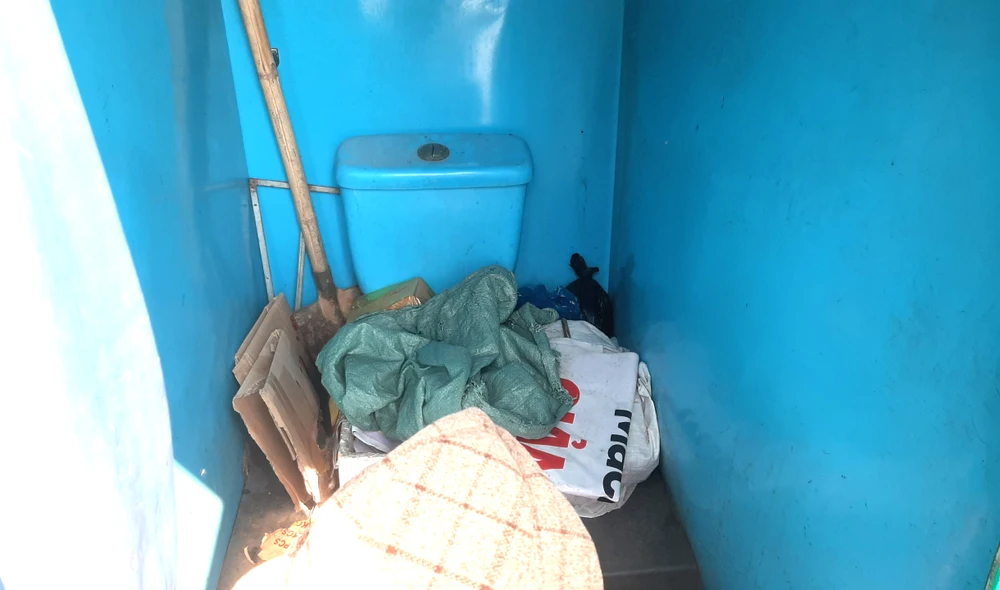 Thậm chí nhà vệ sinh còn là nơi chứa đồ của người bán hàng rong. Ảnh: Đ. TRUNG