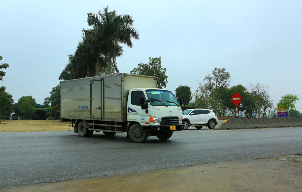 Người dân mong muốn cơ quan chức năng sớm có biện pháp triệt để để ngăn chặn những vụ TNGT đáng tiếc tương tự xảy ra ở điểm quay đầu xe này. Ảnh: ĐẶNG TRUNG