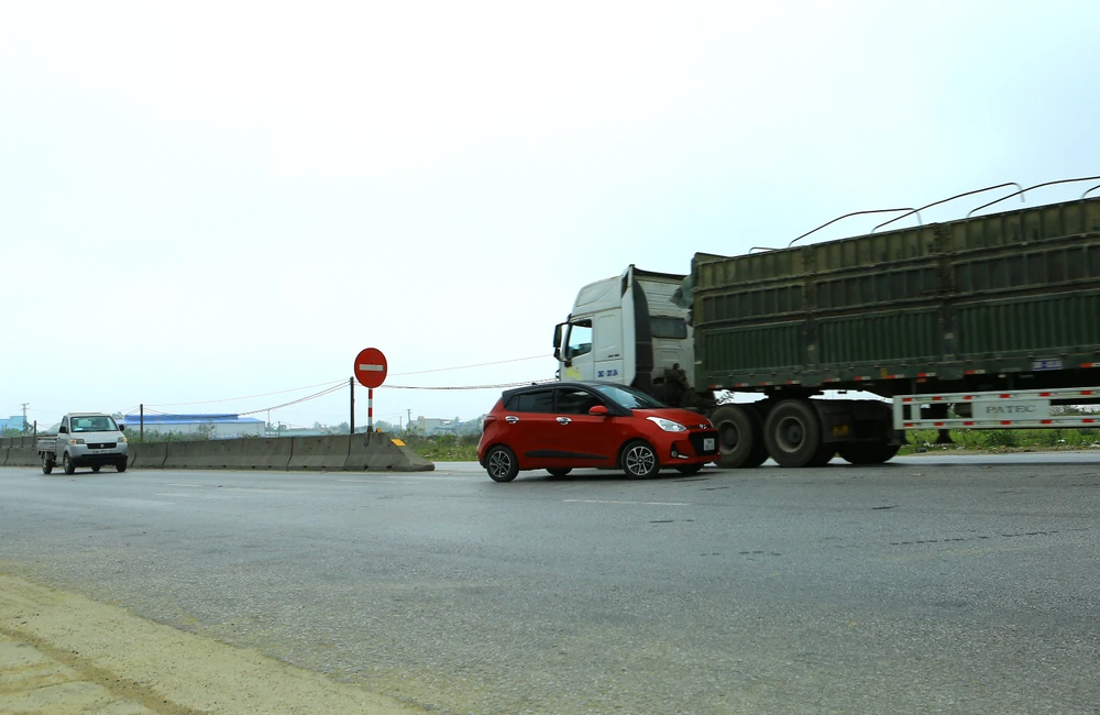 Cảnh tượng xe cộ qua đường khiến cánh không ít tài xế hai chiều trên Quốc lộ 1A bất an khi đi qua đây. Ảnh: ĐẶNG TRUNG