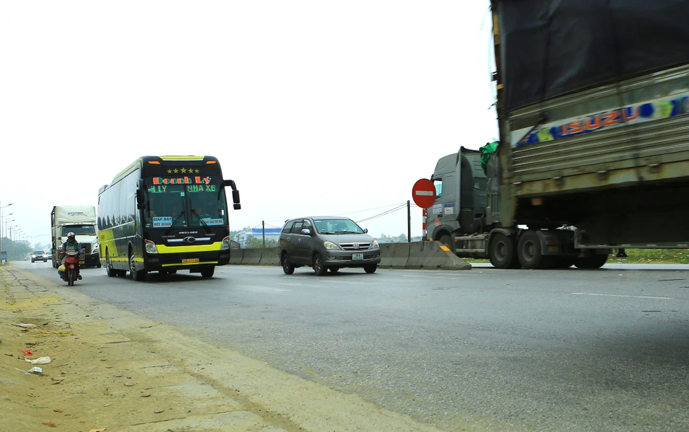 Hình ảnh chiếc xe con xi nhan qua đường, trong khi xe hai chiều bủa vây, cực kì nguy hiểm. Ảnh: ĐẶNG TRUNG