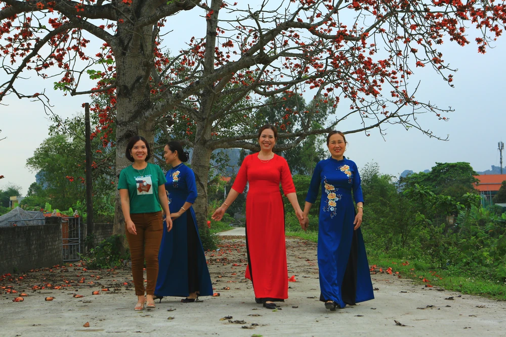 Những người lớn cũng muốn tìm lại ký ức xưa bên gốc hoa gạo. Ảnh: ĐẶNG TRUNG