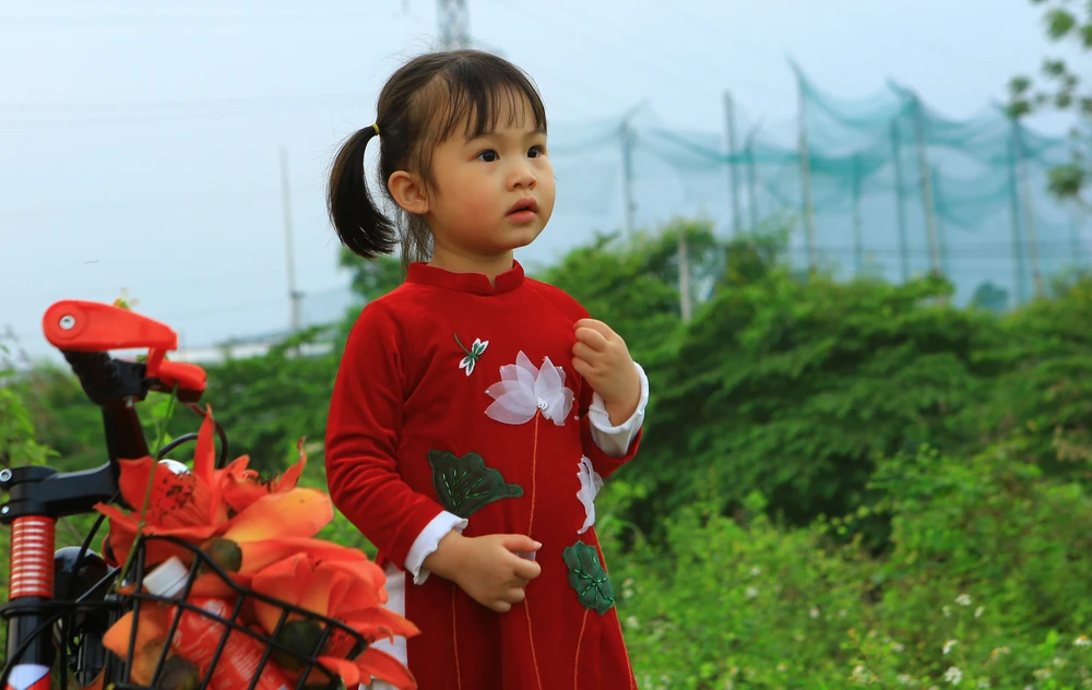 Mỗi năm vào tháng 3 hoa gạo nở, cũng là thời điểm nhiều người dân lẫn du khách tìm về núi Long để chụp hình, check-in lưu giữ lại những khoảnh khắc đẹp nhất bên những bông hoa gạo. Ảnh: ĐẶNG TRUNG