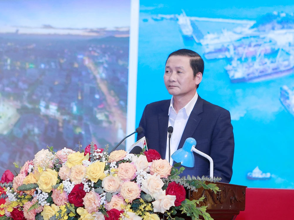 Chủ tịch UBND tỉnh Thanh Hóa ông Đỗ Minh Tuấn yêu cầu các ngành chức năng vào cuộc quyết liệt tháo gỡ vướng mắc ngay cho các DN sớm ổn định đi vào sản xuất. Ảnh: ĐẶNG TRUNG