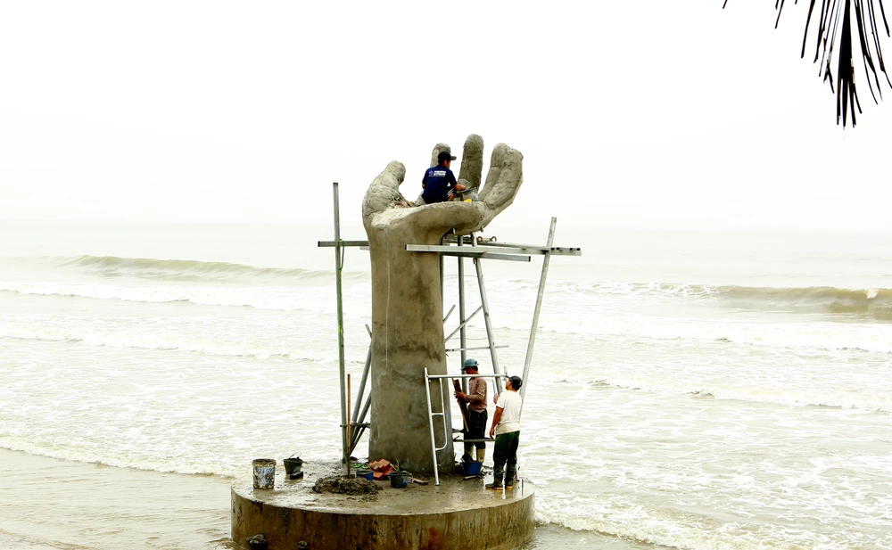 Theo ghi nhận của PLO, công trình xây dựng những bàn tay khổng lồ án ngữ ngay trước bờ biển trải dài của Hải Tiến được xây dựng thời gian qua. Ảnh: ĐẶNG TRUNG