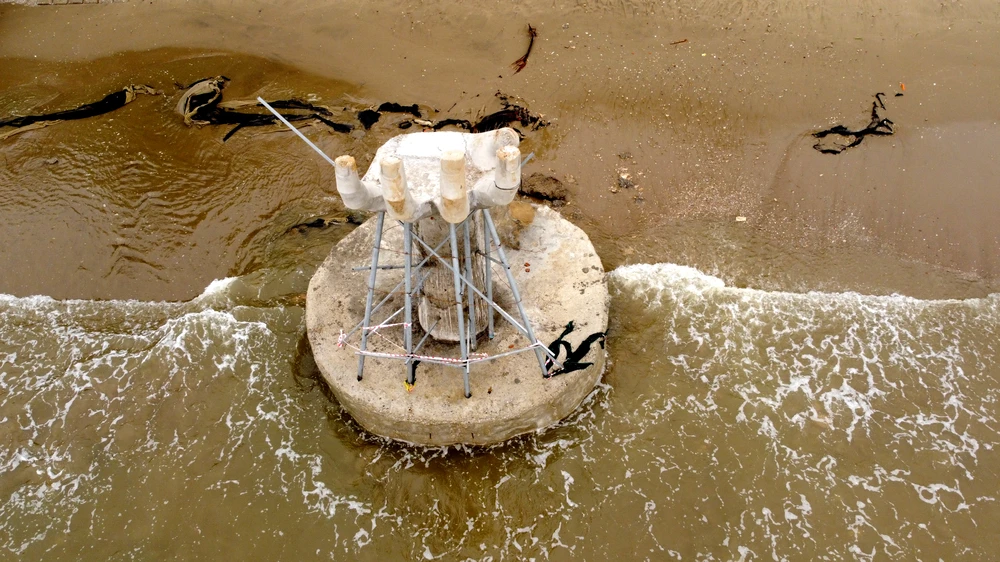 Mỗi bàn tay có chiều cao khoảng 5 m được xây dựng từ bê tông, cốt thép. Ảnh: ĐẶNG TRUNG