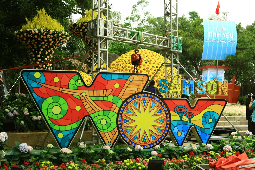 Ban tổ chức Lễ Hội Tình yêu hòn Trống Mái cho biết đang hoàn tất những khâu cuối cùng để chuẩn bị cho đêm khai hội hoàng tráng diễn ra vào ngày 9-4. Ảnh: ĐẶNG TRUNG