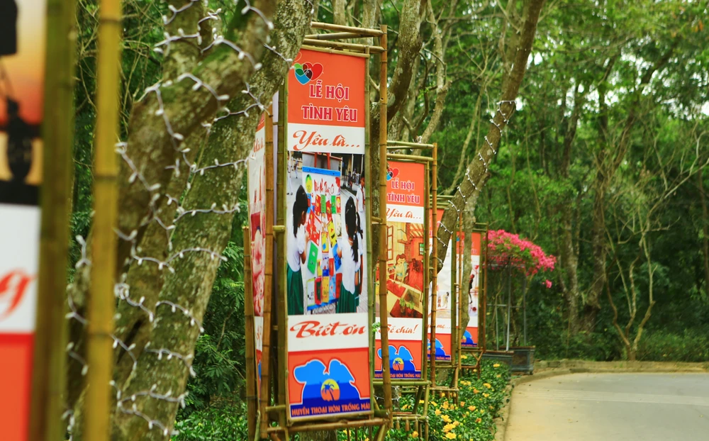 Mỗi pano trên con đường tình yêu đều mang những thông điệp ý nghĩa về tình yêu, gia đình cuộc sống. Ảnh: ĐẶNG TRUNG