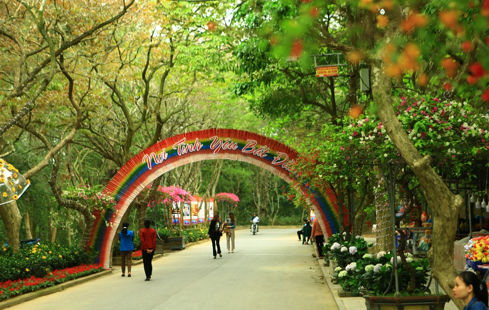 Bên cạnh đó Lễ hội tình yêu hòn Trống Mái nhằm tôn vinh các giá trị văn hóa, truyền thuyết danh thắng Hòn Trống Mái đến người dân lẫn du khách. Ảnh: ĐẶNG TRUNG