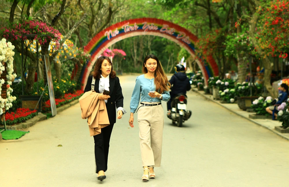 Dù hai ngày nữa mới diễn ra Lễ hội tình yêu hòn Trống Mái năm 2023, nhưng du khách thập phương đã đến Sầm Sơn tham quan đường hoa. Ảnh: ĐẶNG TRUNG