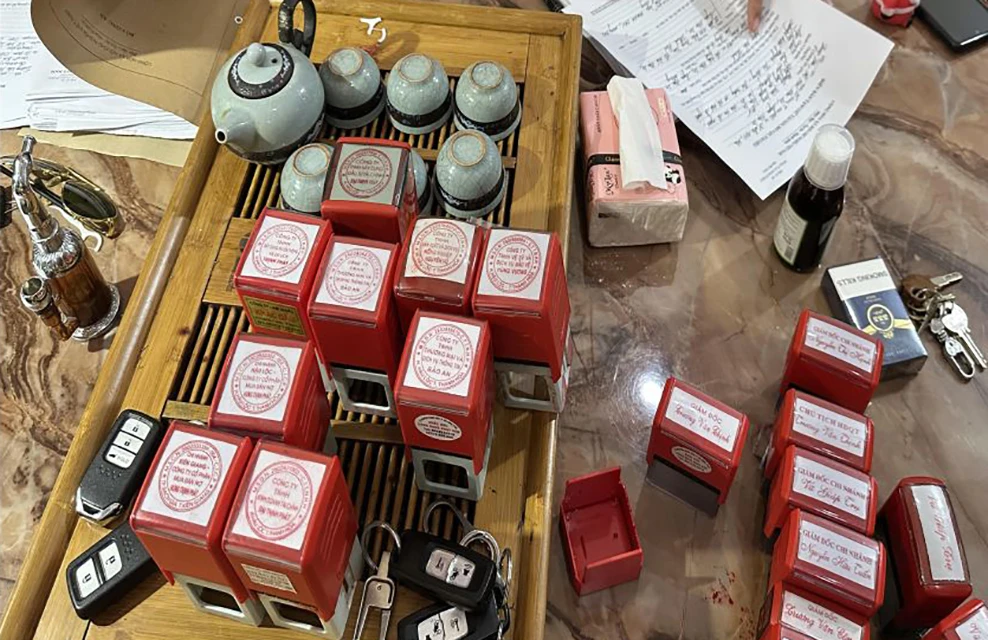 Công an thu giữ nhiều con dấu, tài liệu và tang vật liên quan đến hoạt động cho vay tín dụng đen tại trụ sở Công ty Đại Thịnh Phát. Ảnh: CATH