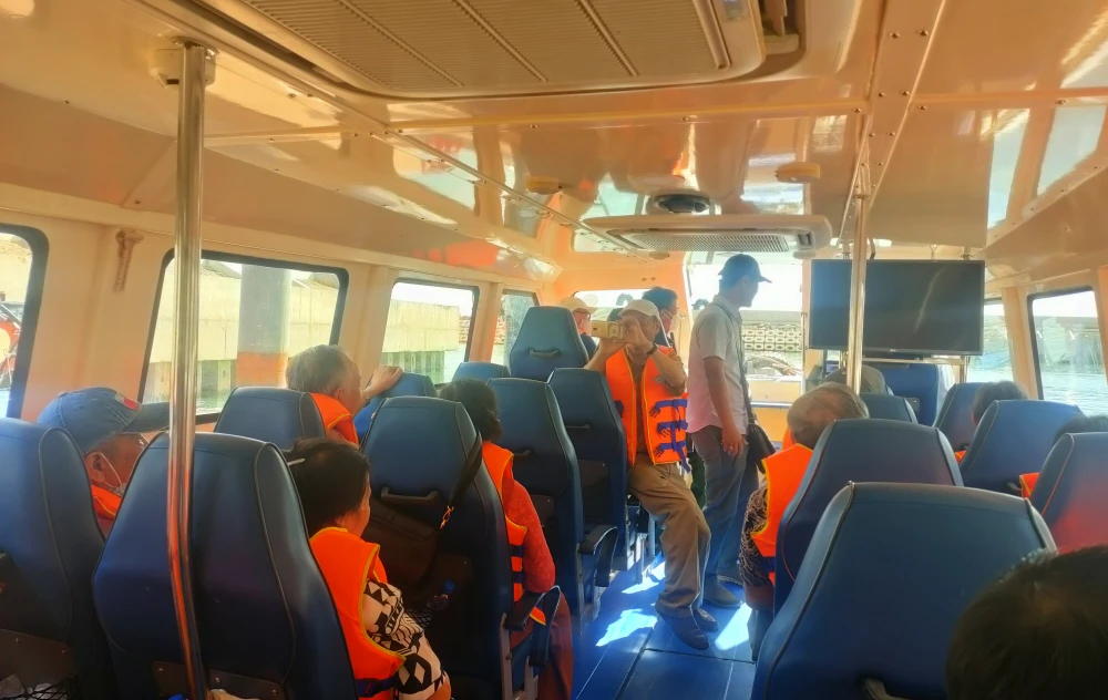 Từ đất liền thuộc địa phận phường Hải Bình chúng tôi lên và bắt đầu hành trình từ đất liền đến Quần đảo Hòn Mê với khoảng thời gian 40 phút lênh đênh trên biển.