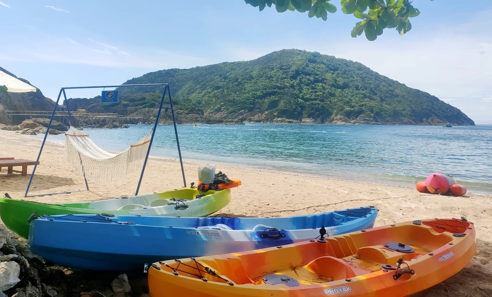 Đến với đảo Hòn Mê du khách được trải nghiệm chèo thuyền Kayak, đi xe motor nước, lướt ván, câu cá, lặn biển ngắm san hô, cắm trại, đốt lửa trại, đi bộ trên cầu khỉ. Ảnh: ĐẶNG TRUNG