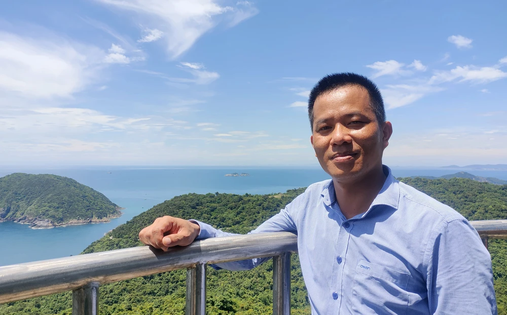 Nhiều du khách đến với đảo Hòn Mê không chỉ những khám phá trải nghiệm tuyệt vời mà còn thỏa sức đam mê sống ảo giữa mênh mông đất trời quê hương. Ảnh: ĐẶNG TRUNG