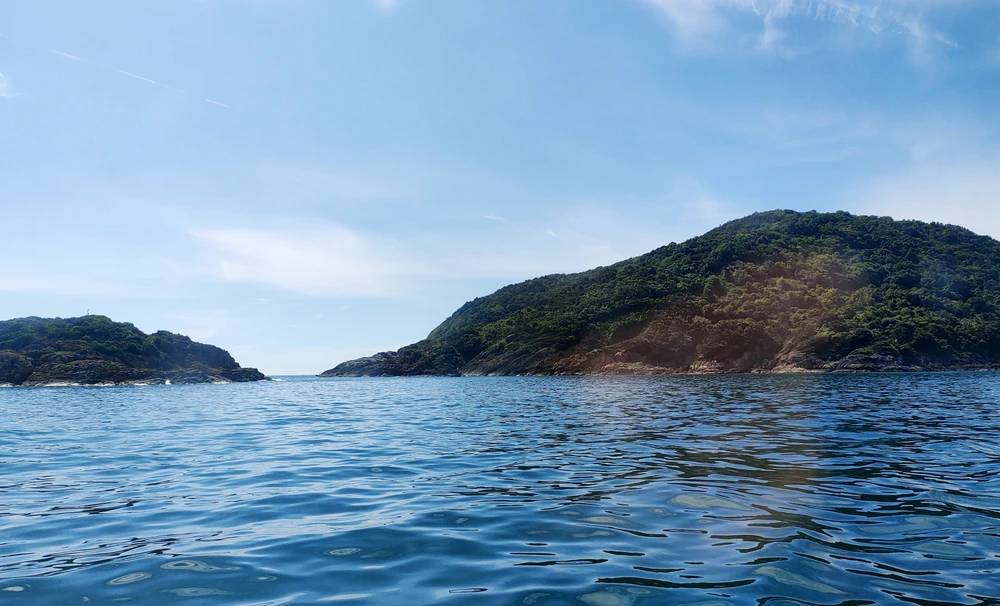 Qua ô cửa kính phi thuyền, du khách được mãn nhãn với làn sóng nhẹ nhàng bên mạn thuyền giữa những đảo lớn nhỏ xanh mướt mát. Ảnh: ĐẶNG TRUNG