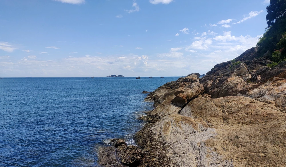 Một du khách đến từ Hà Nội chia sẻ, chị đã cùng gia đình đi nhiều biển đảo ở Việt Nam và trên thế giới nhưng thật sự hiếm có nơi nào khiến chị lại ấn tượng như vẻ hoang sơ của đảo Mê giữa biển trời xứ Thanh. Ảnh: ĐẶNG TRUNG