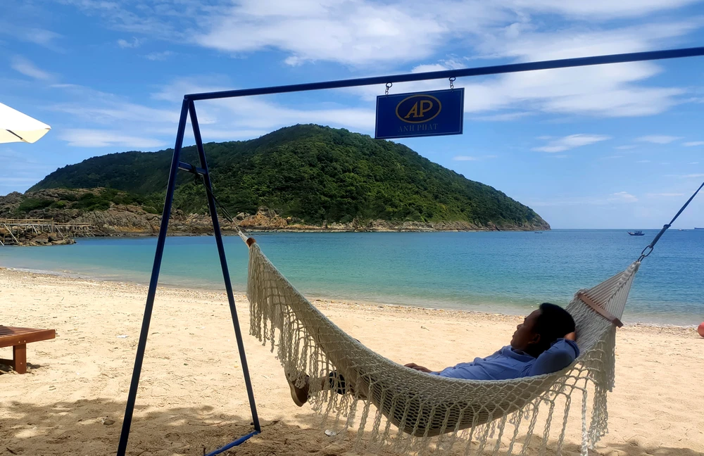 Và đó là những giây phút thảnh thơi bên bờ biển hoang sơ, hòa mình vào không gian biển trời quê hương trong tim thổn thức. Ảnh: ĐẶNG TRUNG