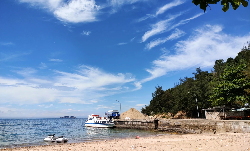 Nằm ở phía Đông Nam tỉnh Thanh Hóa cách đất liền 11km, quần đảo Hòn Mê nằm ở khu vực ngoài khơi biển Nghi Sơn (TX Nghi Sơn, Thanh Hóa). Ảnh: ĐẶNG TRUNG