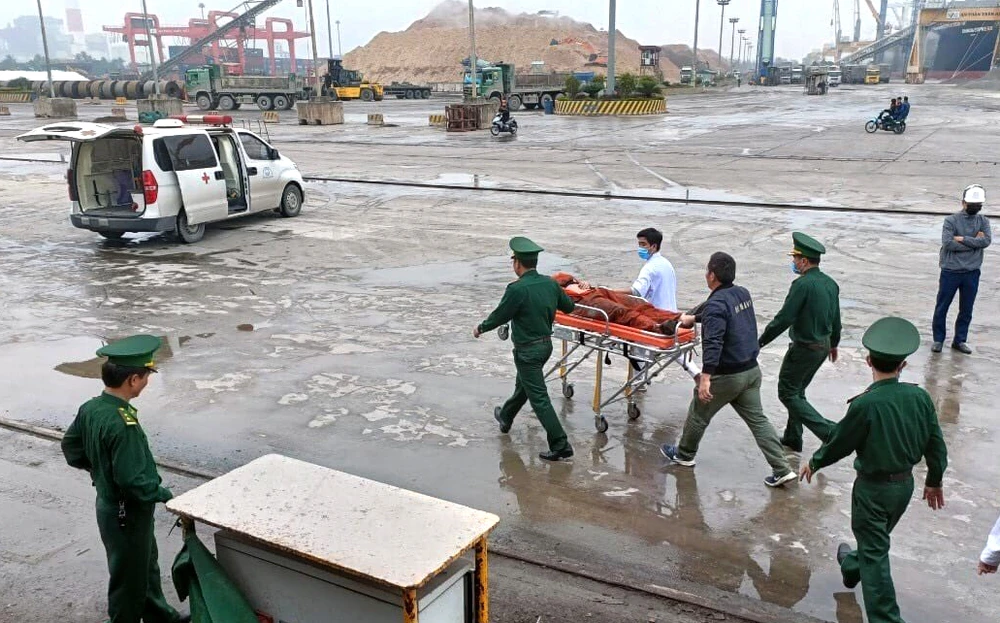 3 thuyền viên được cơ quan chức năng đưa đi cấp cứu sau khi hôn mê, nghi do ngạt khí