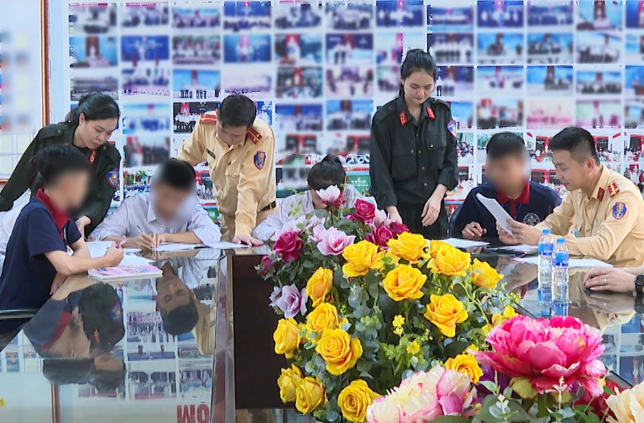 Lực lượng Cảnh sát cơ động và Công an thành phố Thanh Hóa tuyên truyền, giải thích và yêu cầu các thanh niên viết cam kết không tái phạm. Ảnh: CATH