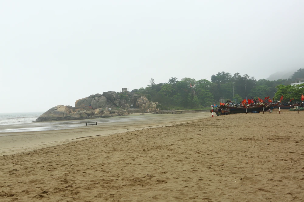 Sầm Sơn mùa biển vắng thưa người. Ảnh: ĐẶNG TRUNG
