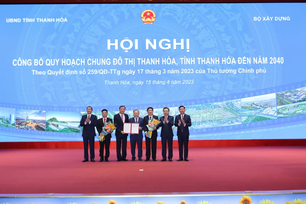 Ông Nguyễn Thanh Nghị, Bộ trưởng Bộ Xây dựng đã trao Quyết định phê duyệt Quy hoạch chung đô thị Thanh Hóa cho lãnh đạo TP Thanh Hóa. Ảnh: MINH HIẾU