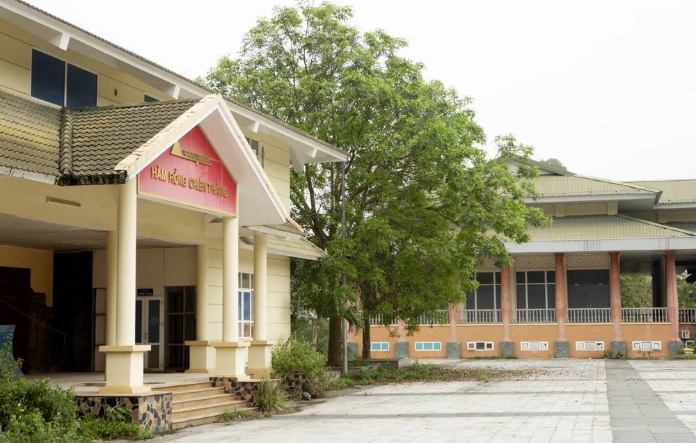 Nhưng đến năm 2019, khi trụ sở ở phường Đông Hải mới xây dựng xong, các cơ quan của Thành ủy, UBND chuyển đi thì Trung tâm Hội nghị Hàm Rồng lại gần như bỏ không. Ảnh: ĐẶNG TRUNG