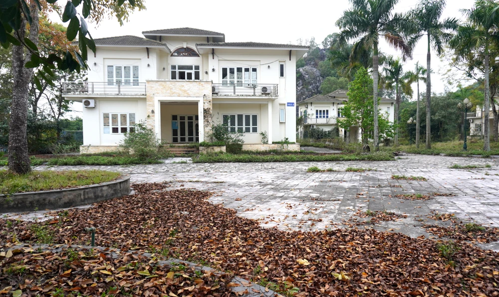 Công trình văn hóa này nay đã có nhiều phần xuống cấp, hoang phế. Kể cả 5 căn biệt thự nghỉ dưỡng đơn lập được thiết kế rất đẹp ở thời điểm năm 2014 giờ cũng không được sử dụng, rất lãng phí. Ảnh: ĐẶNG TRUNG