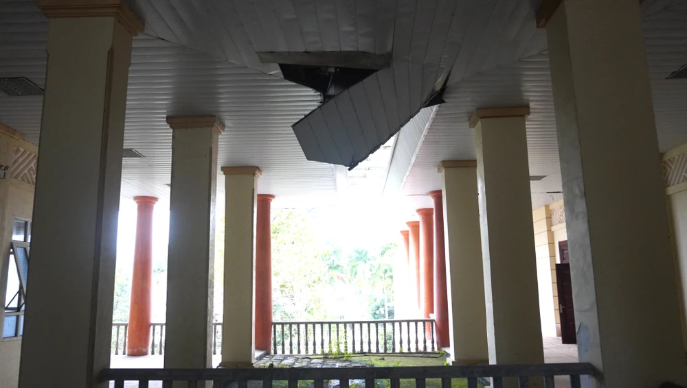 Khu vực hội nghị cũng như biệt thự ở đây không có ai ở, khuôn viên cỏ dại mọc khắp nơi mang màu u ám. Ảnh: ĐẶNG TRUNG