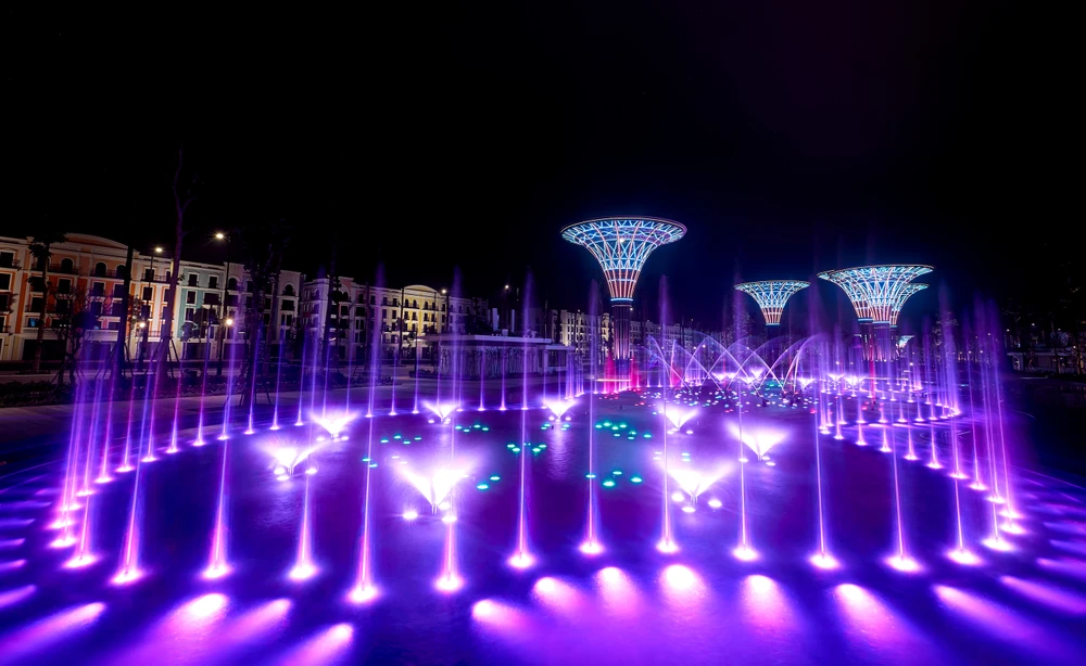 Màn trình diễn nhạc nước là một trong những điểm nhấn trong Lễ khai mạc du lịch biển Sầm Sơn năm 2023 hứa hẹn sẽ mang đến cho du khách cảm giác mới lạ, mãn nhãn cùng những cảm xúc thăng hoa cùng âm nhạc, nước và ánh sáng.