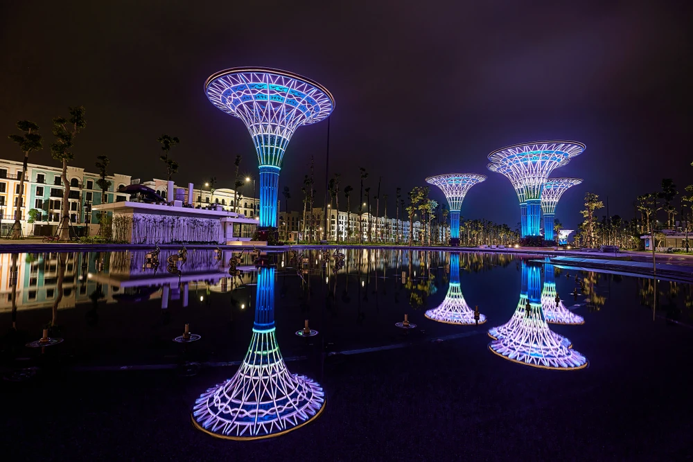 Thân cây làm bằng thép mạ kẽm nhúng nóng được tạo hình nghệ thuật, sơn màu phù hợp với kiến trúc cảnh quan, cao từ 4,8-11,5m và bố trí hệ thống chiếu sáng nghệ thuật theo chủ đề được lập trình sẵn, sử dụng bóng đèn led tiết kiệm điện đa màu sắc. Thân cây làm bằng thép mạ kẽm nhúng nóng được tạo hình nghệ thuật, sơn màu phù hợp với kiến trúc cảnh quan, cao từ 4,8-11,5m và bố trí hệ thống chiếu sáng nghệ thuật theo chủ đề được lập trình sẵn, sử dụng bóng đèn led tiết kiệm điện đa màu sắc.