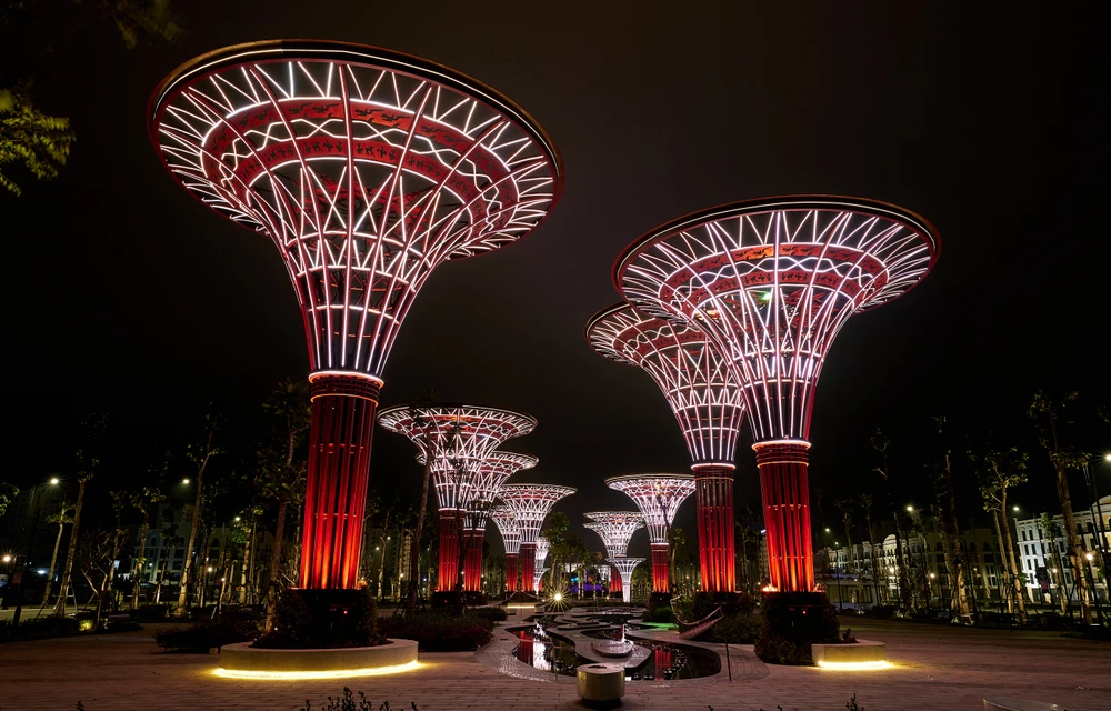 Khu vực quảng trường có 20 cây trang trí hình trống đồng lấy cảm hứng từ hình ảnh và các họa tiết hoa văn trên trống đồng Đông Sơn. Khu vực quảng trường có 20 cây trang trí hình trống đồng lấy cảm hứng từ hình ảnh và các họa tiết hoa văn trên trống đồng Đông Sơn.