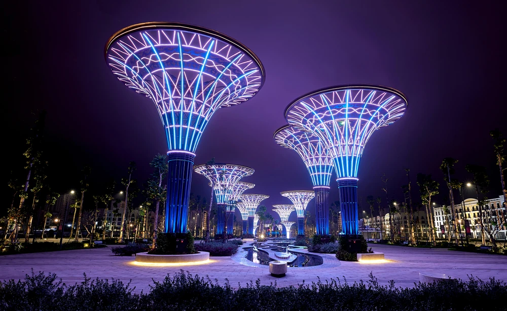 Khu trình diễn nhạc nước sử dụng công nghệ hiện đại đến từ Đức với 300 vòi phun để tạo nên những tiết mục trình diễn nhạc nước đa sắc màu với hiệu ứng âm thanh sống động.