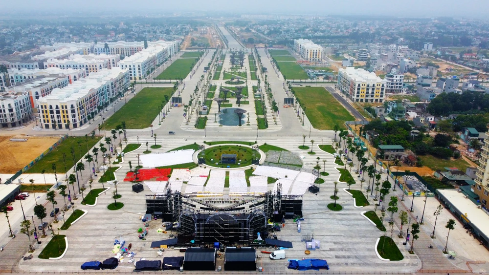 Sân khấu chính của buổi lễ đang được gấp rút hoàn thành, hứa hẹn mang đến một không gian hiện đại cùng chương trình nghệ thuật đặc sắc, ấn tượng cùng màn bắn pháo hoa mãn nhãn được du khách mong chờ. Ảnh: ĐẶNG TRUNG