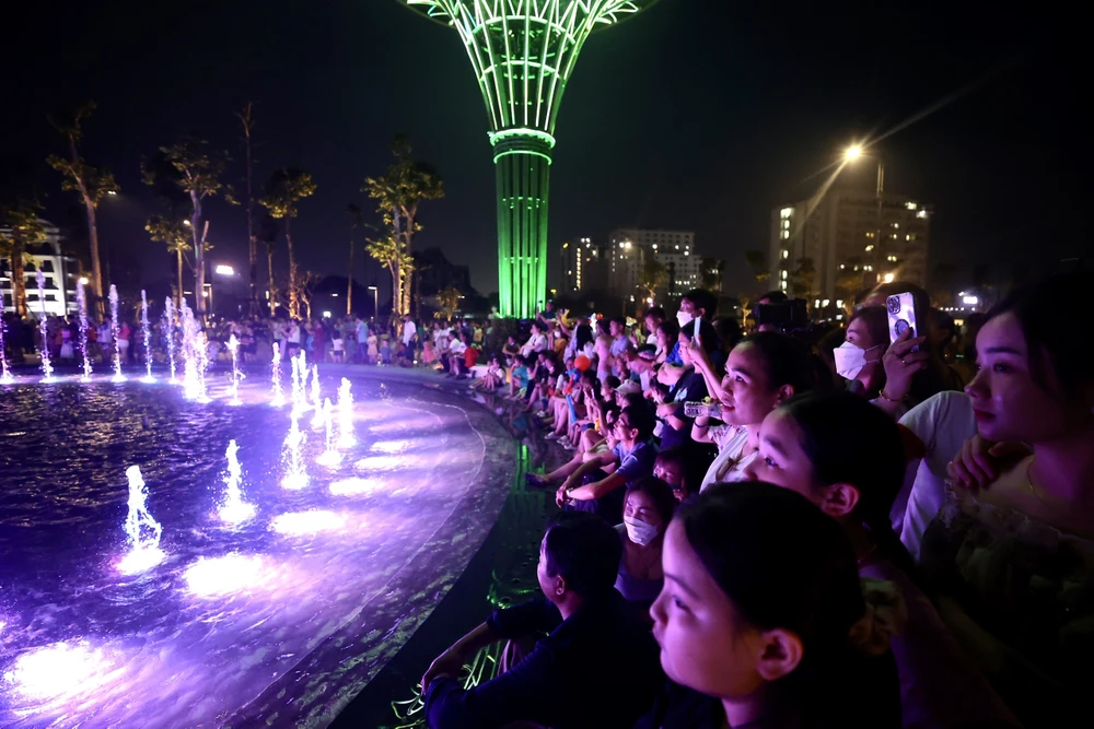 Hàng ngàn người dân theo dõi chương trình nhạc nước với các chủ đề như "Thăng hoa và tỏa sáng", “Điểm hẹn ánh dương”, “Bản hòa tấu của biển”,... show diễn đã mang đến cho du khách một trải nghiệm mới lần đầu tiên xuất hiện tại Sầm Sơn.