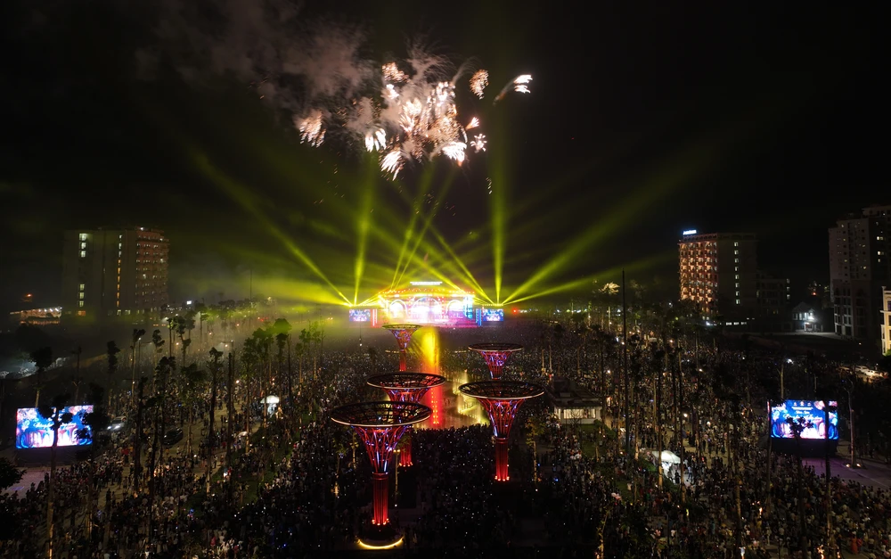 Hàng vạn người dân người dân, du khách đã "Thăng hoa - Tỏa sáng" cùng bờ biển dài tít tắp được thắp sáng và rực rỡ sắc màu chào đón mùa du lịch Sầm Sơn năm 2023.