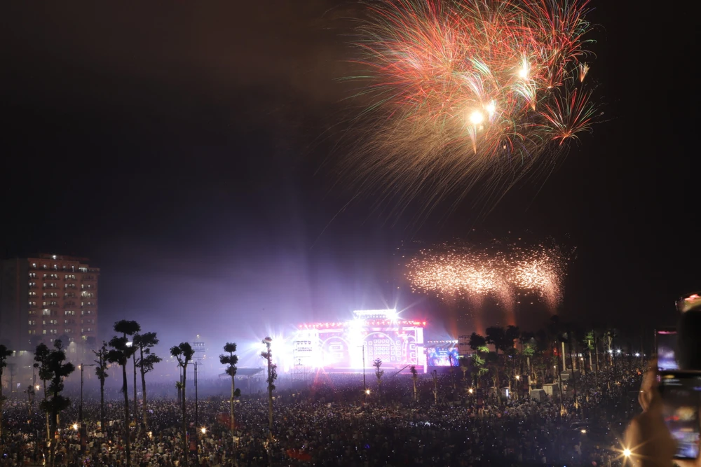 Hình ảnh pháo hoa cùng ánh đèn sân khấu thắp sáng trên biển Sầm Sơn.