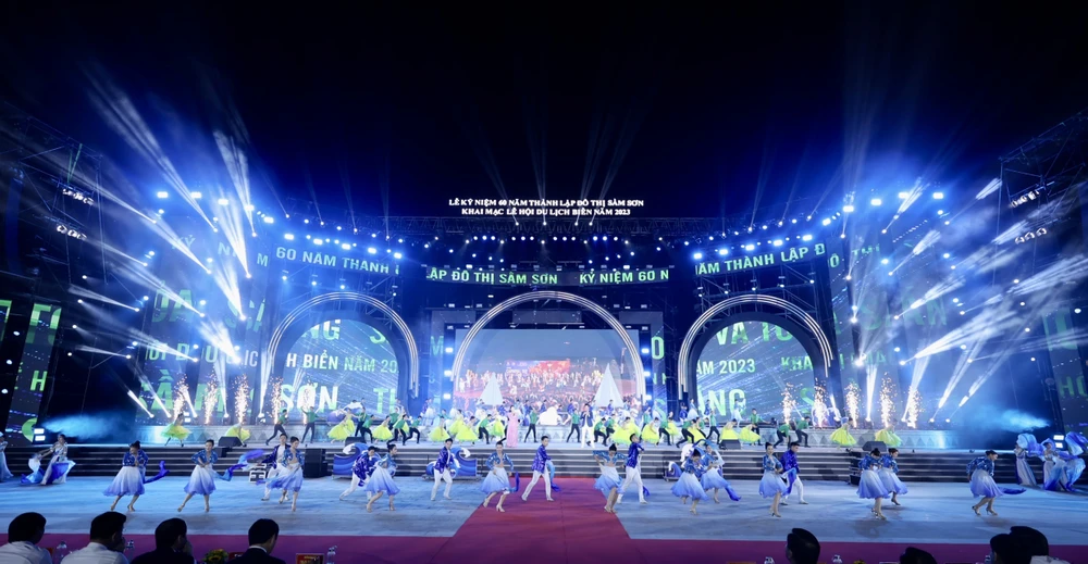 20 giờ ngày 22-4, Lễ khai mạc du lịch biển và 60 năm đô thị Sầm Sơn chính thức diễn ra.