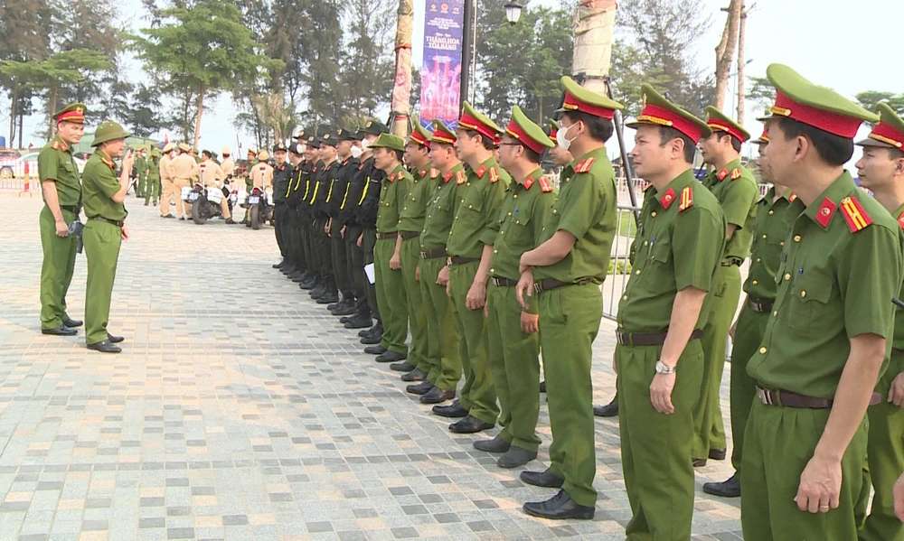 Công an tỉnh Thanh Hóa huy động gần 900 cán bộ chiến sĩ bảo vệ an toàn tuyệt đối cho người dân du khách tham gia lễ hội. Ảnh: Đ.H