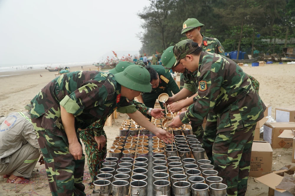 Với 120 giàn pháo hoa tầm thấp được kết hợp với những quả pháo hoa tầm cao trong màn trình diễn trong đêm 22-4. Ảnh: ĐẶNG TRUNG