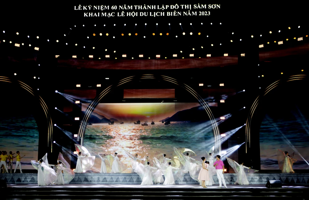 Chương trình nghệ thuật với chủ đề "Sầm Sơn: Thăng hoa và tỏa sáng" có sự tham gia trình diễn của nhiều ca sĩ nổi tiếng như Tùng Dương, Thu Minh, Tân Nhàn, Lương Nguyệt Anh, Lê Anh Dũng, Bùi Lê Mận, Thu Minh, Noo Phước Thịnh...